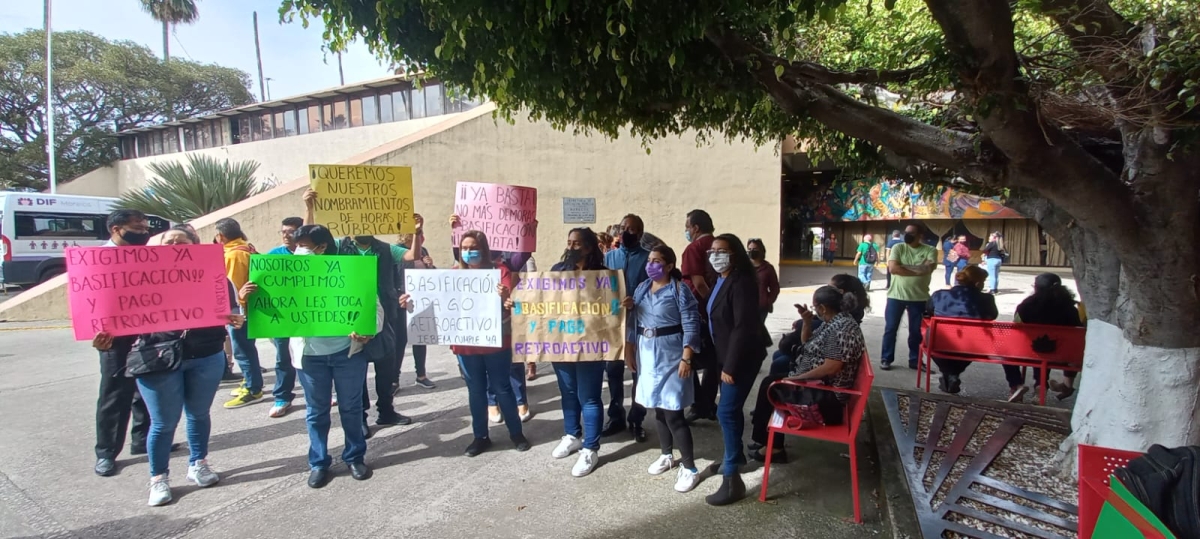 Protestan maestros por rúbrica en el IEBEM; demandan regularización de bases