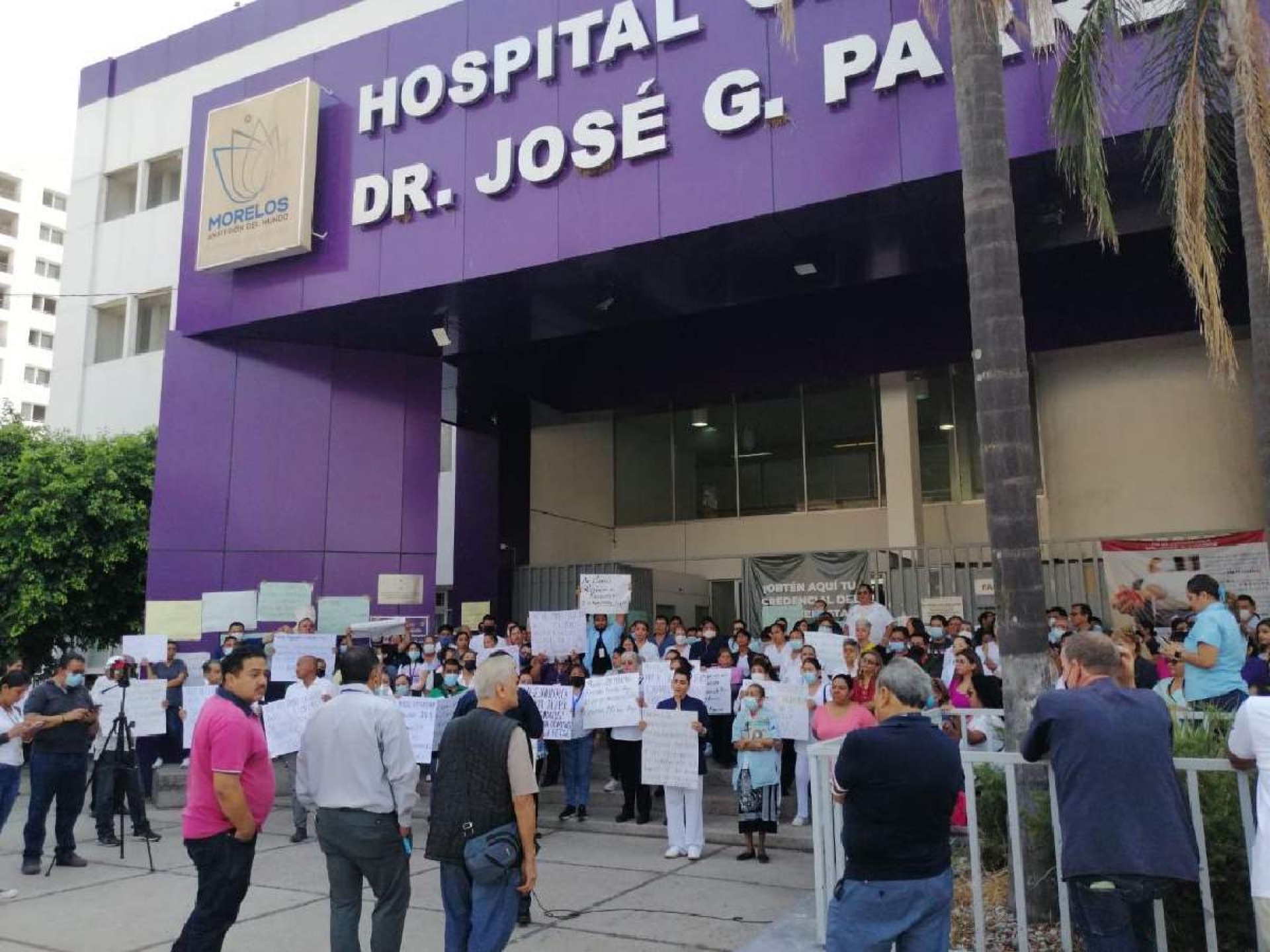 Trabajadores de salud amplían protesta de brazos caídos