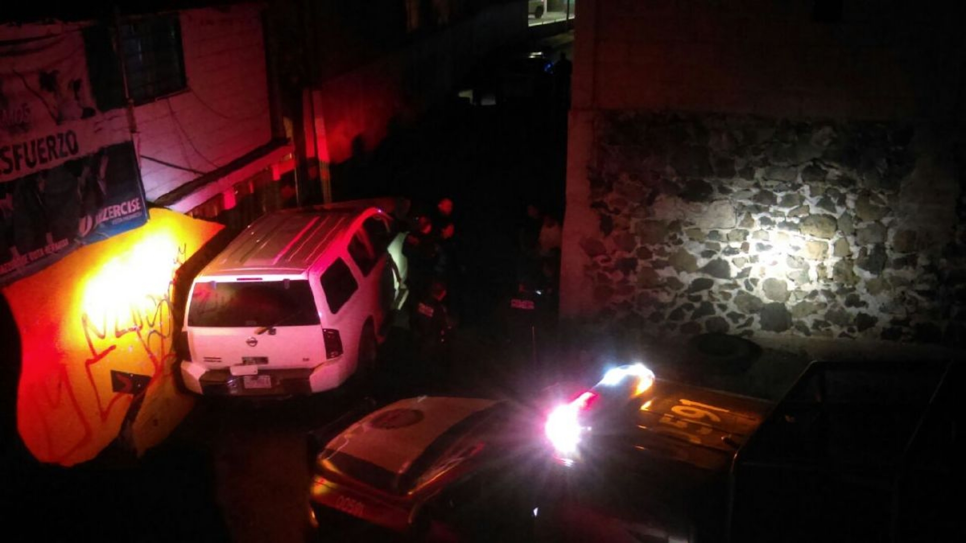 Arrestan a dos jóvenes que habrían robado una camioneta