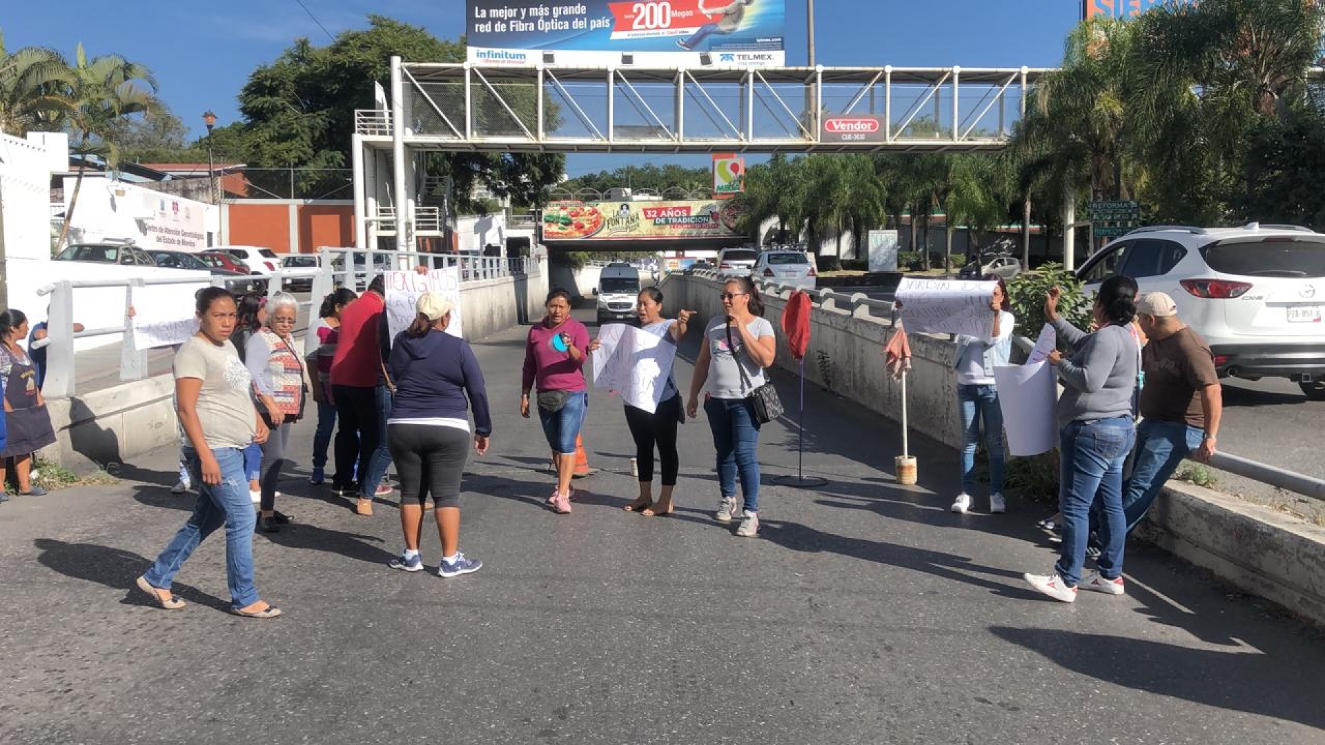 Protestan padres de familia del jardín de niños 'Simón Bolívar', en Plan de Ayala