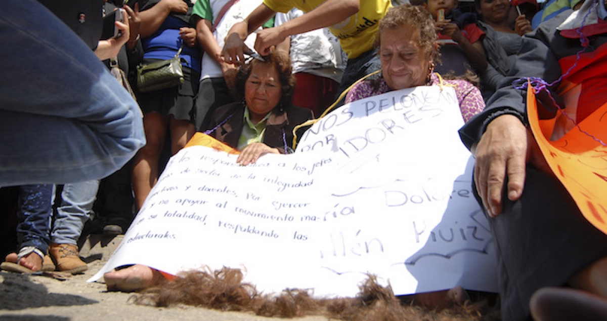 Integrantes de la CNTE rapan a maestros “traidores” en Chiapas; SEP dará de baja a agresores