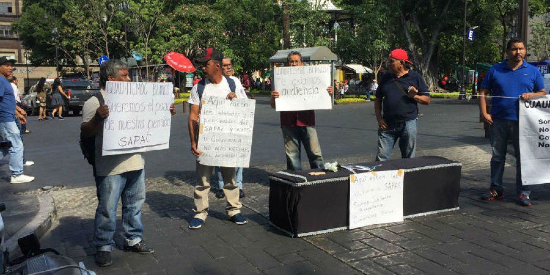 Jubilados del SAPAC protestan en el centro de Cuernavaca