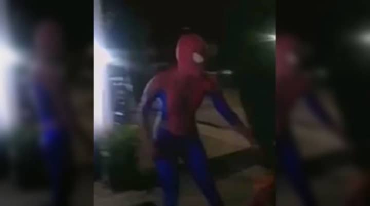 "Mujer Araña" protege a niños durante balacera