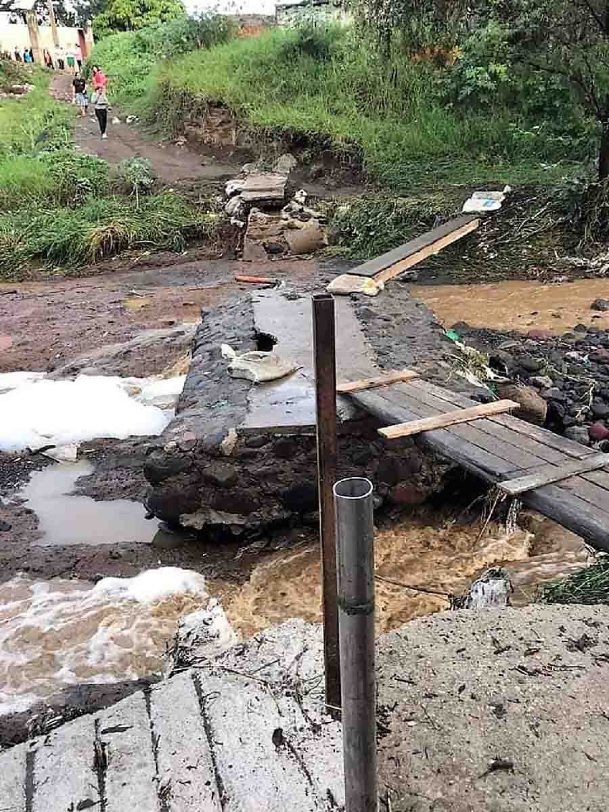 Crecida del río Cuautla afecta paso peatonal en Cuautlixco