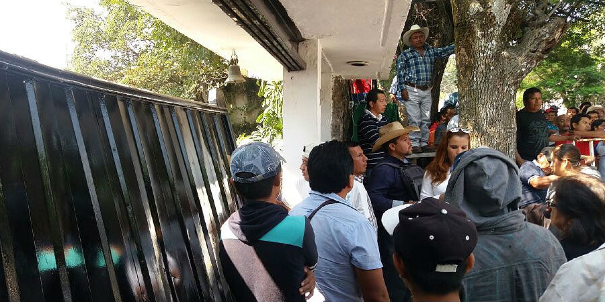 Irrumpen habitantes de Tetelcingo en sede del Congreso local