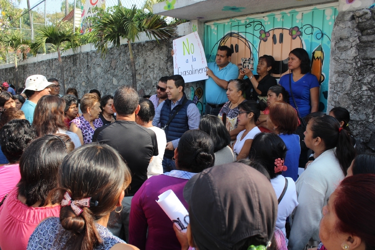 Vecinos de Chipitlán protestan contra la construcción de una gasolinera