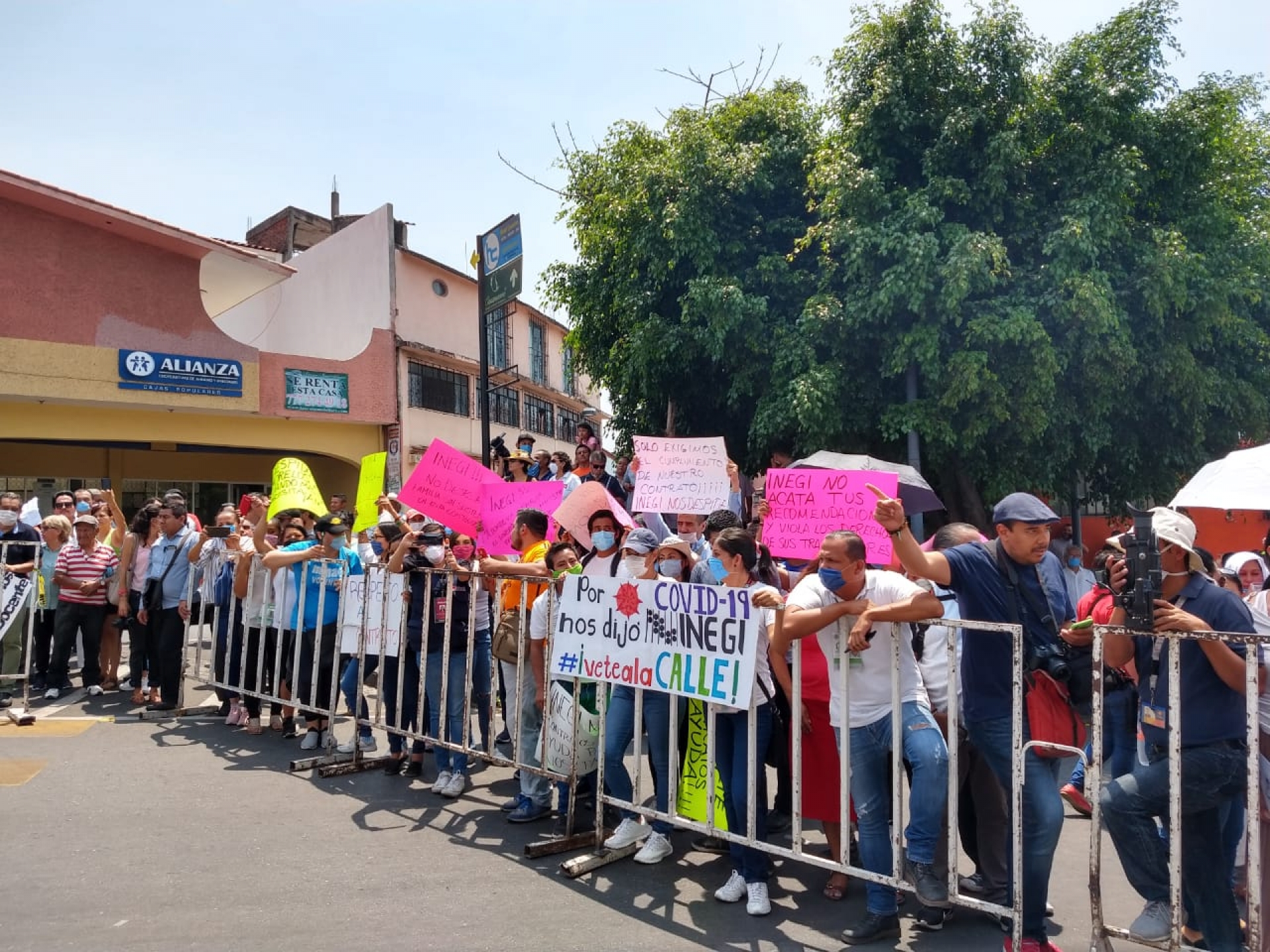 Protestan trabajadores del INEGI, en Cuernavaca; exigen pago completo