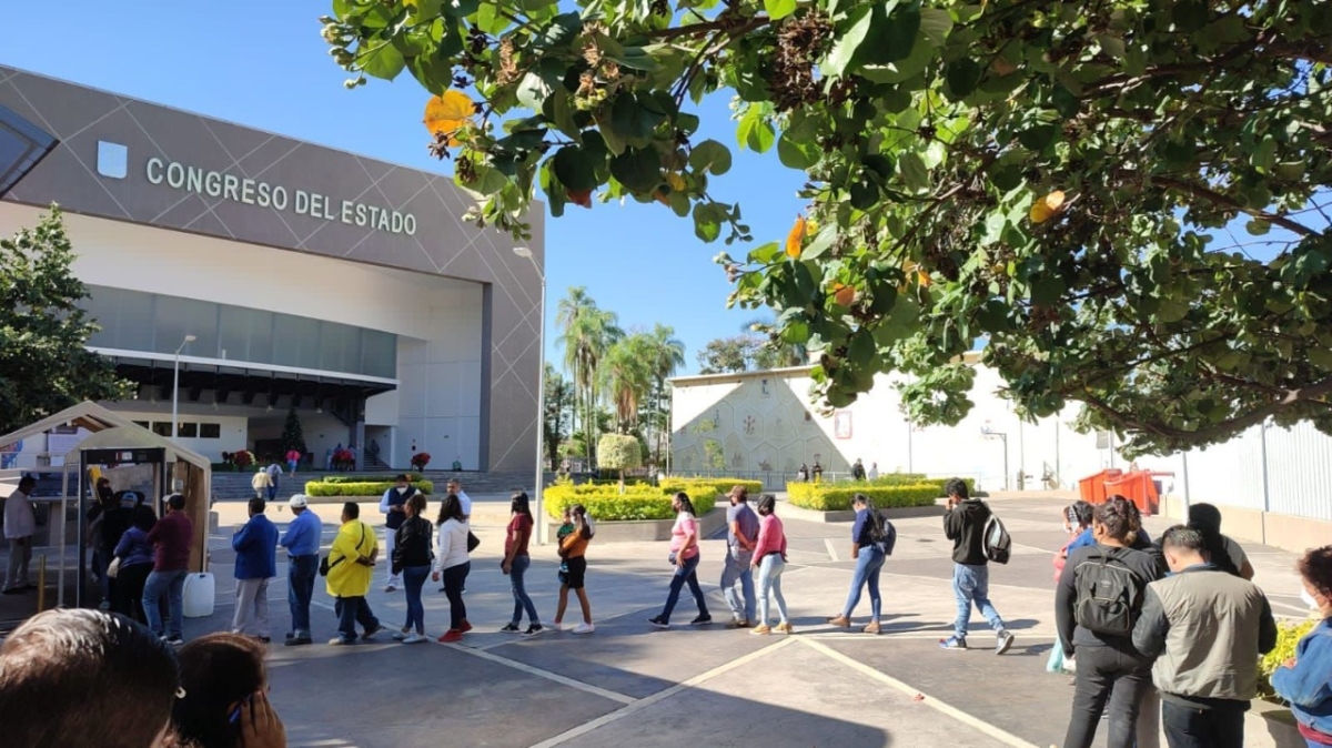 Acarreados de Yautepec, el único público autorizado en la sesión del Congreso