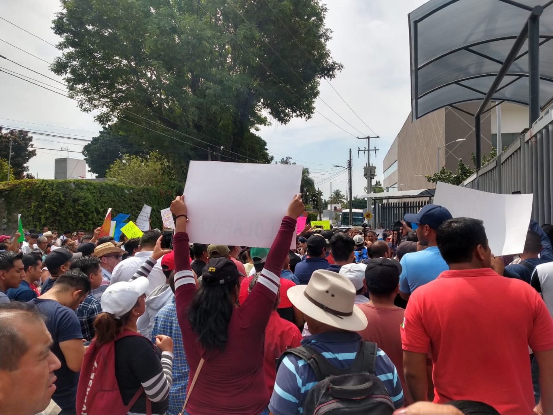 Trabajadores sindicalizados de Puente de Ixtla se manifestaron en el Congreso