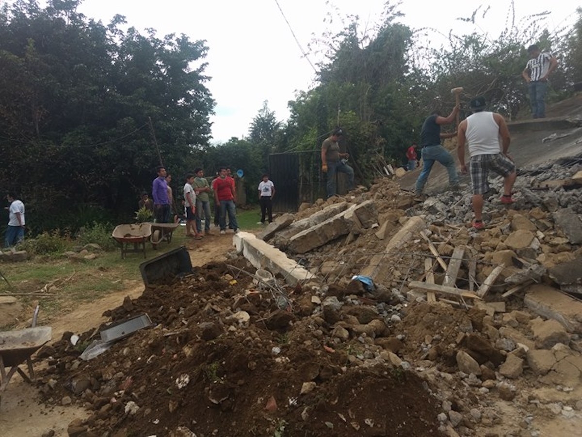 San Bartolo, entre ruinas, se levanta