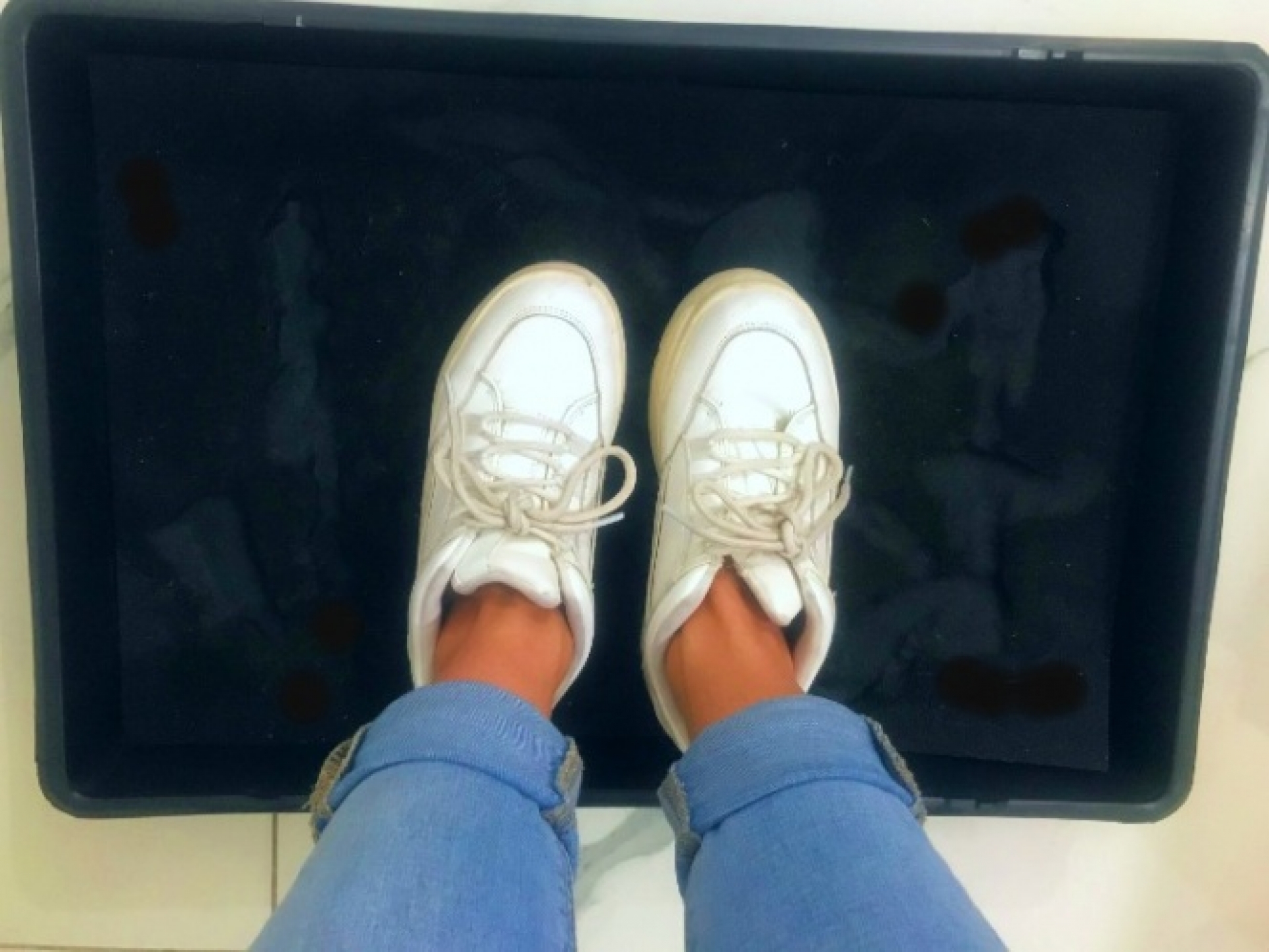 Haz tu propio tapete sanitizante para desinfectar tus zapatos