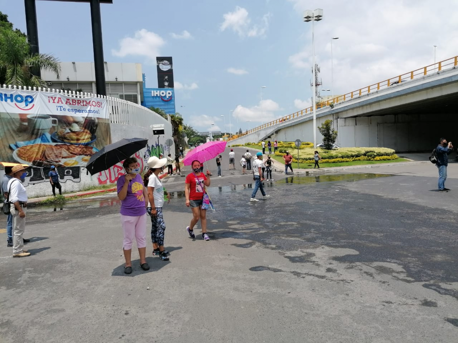 Protestan vecinos de la colonia Flores Magón en el paso exprés, por falta de agua potable