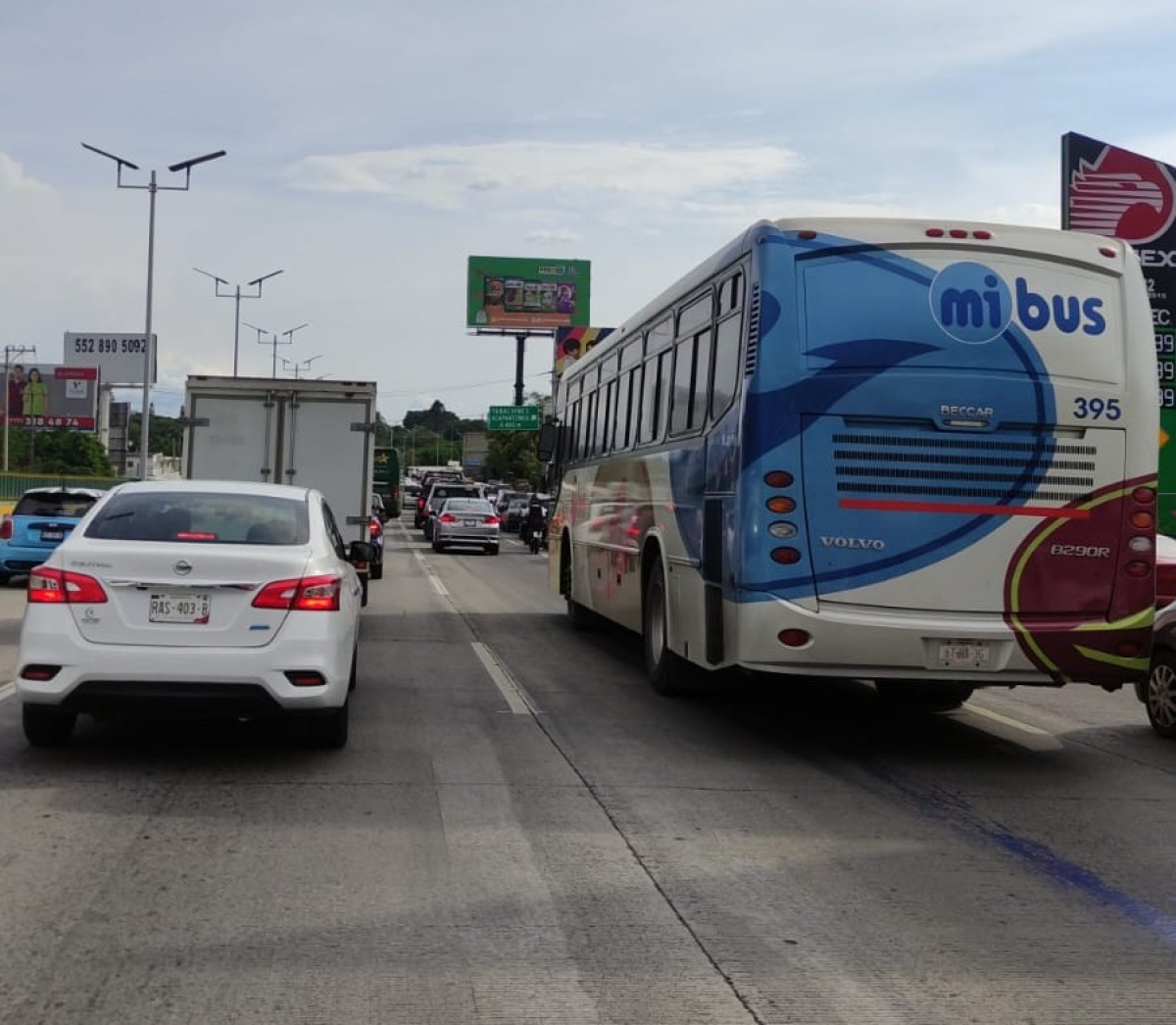 Tráfico intenso en el paso exprés