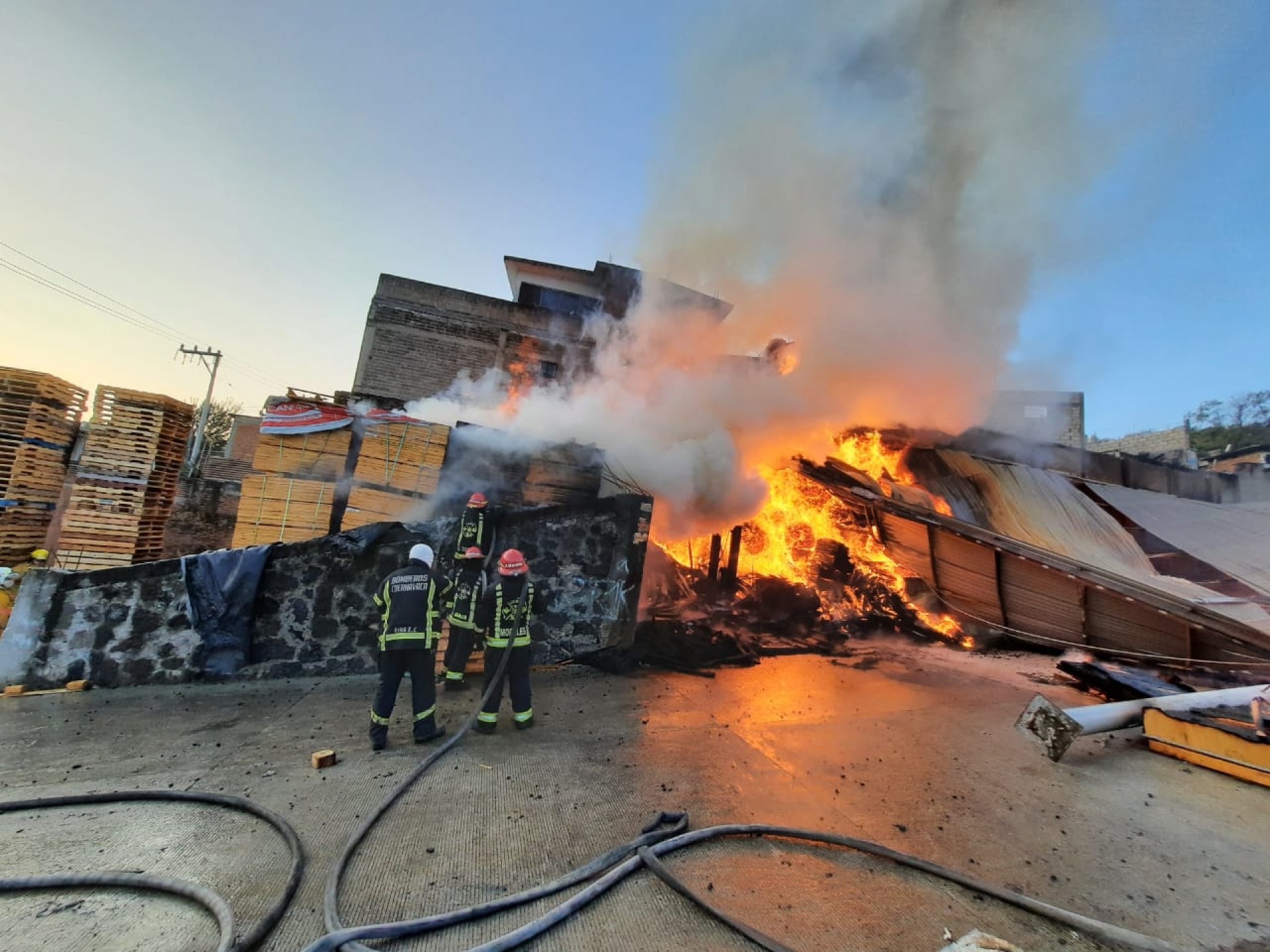 Bomberos de Cuernavaca apoyaron para sofocar incendio en maderería de Jiutepec
