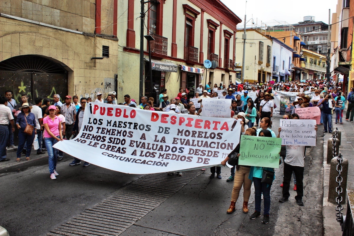Más de mil profesores protestaron contra la reforma educativa