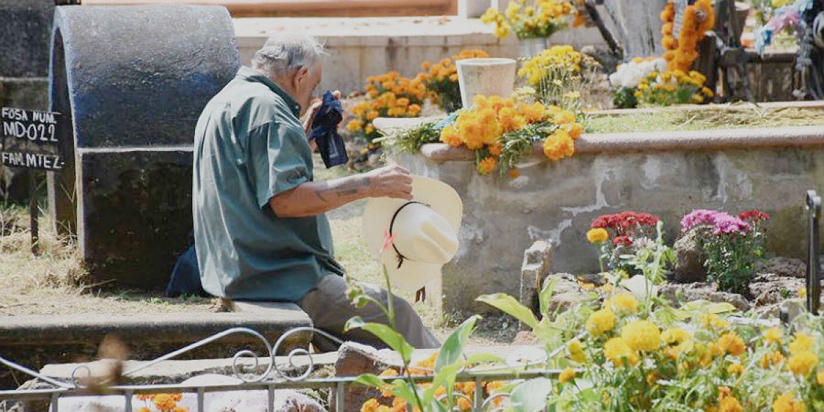Recuerdan a los Fieles Difuntos en el panteón de Jiutepec