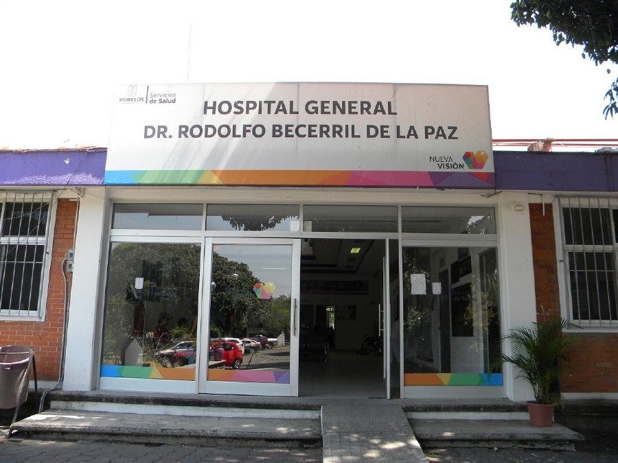 Denuncian omisión de autoridades para reparar falla del drenaje del hospital regional de Tetecala