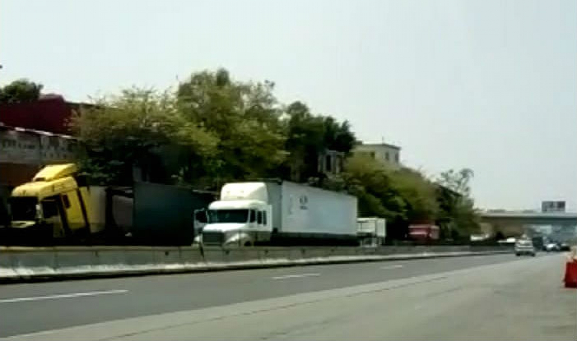 Bloquearon dos tráileres circulación vehicular en la autopista México-Acapulco