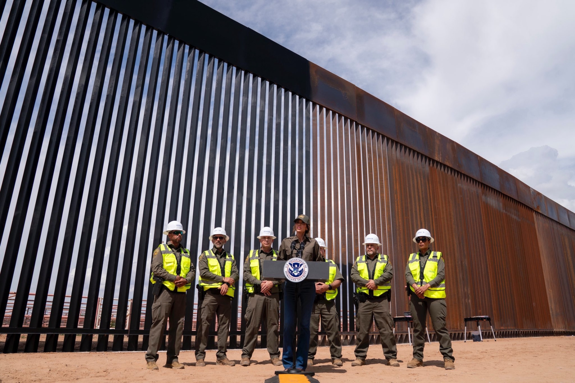 Estados Unidos pinta de negro la valla fronteriza con México para bloquear migración
