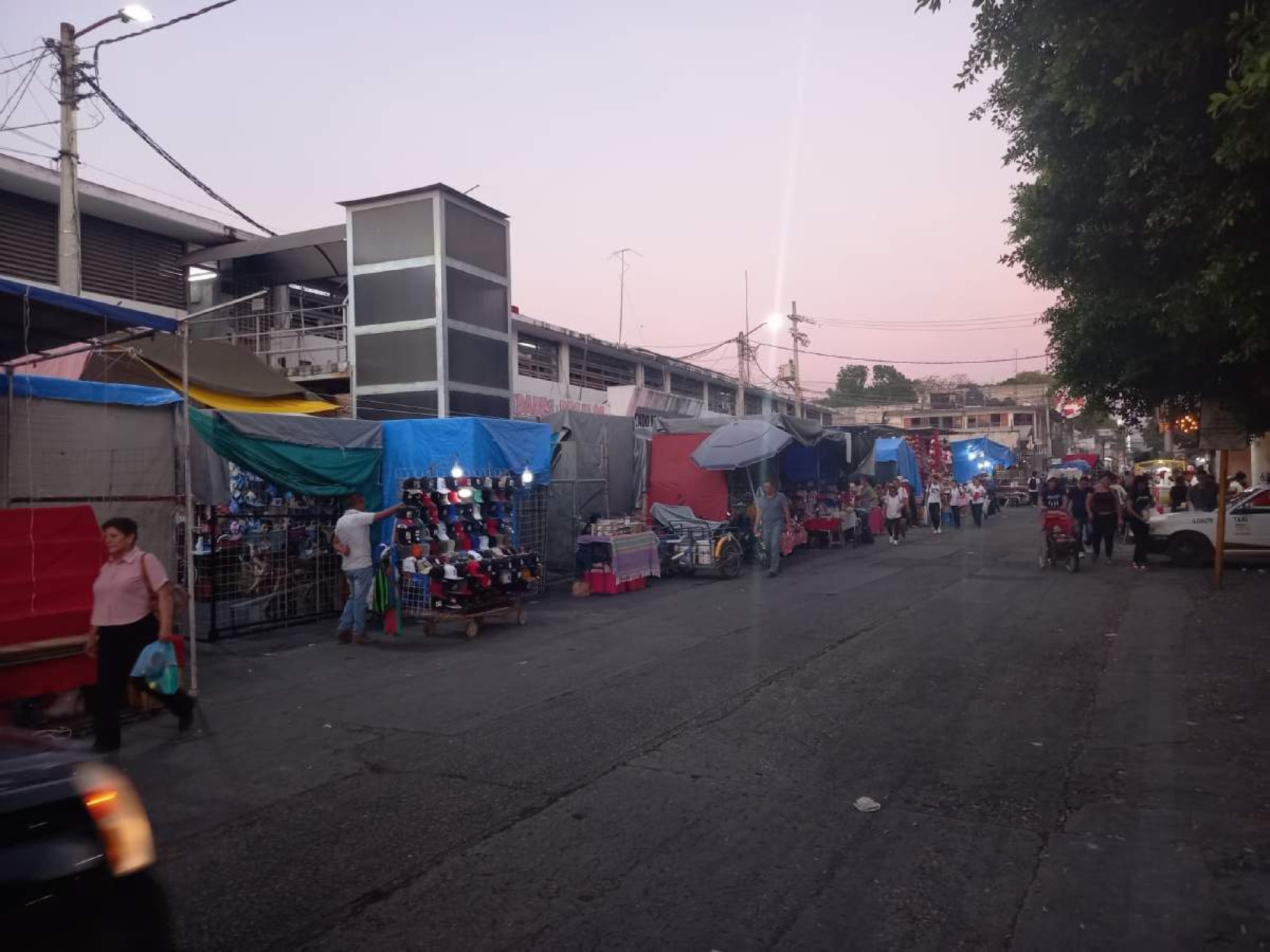 Por el 10 de mayo, instalan puestos de “tradiciones” en Jojutla