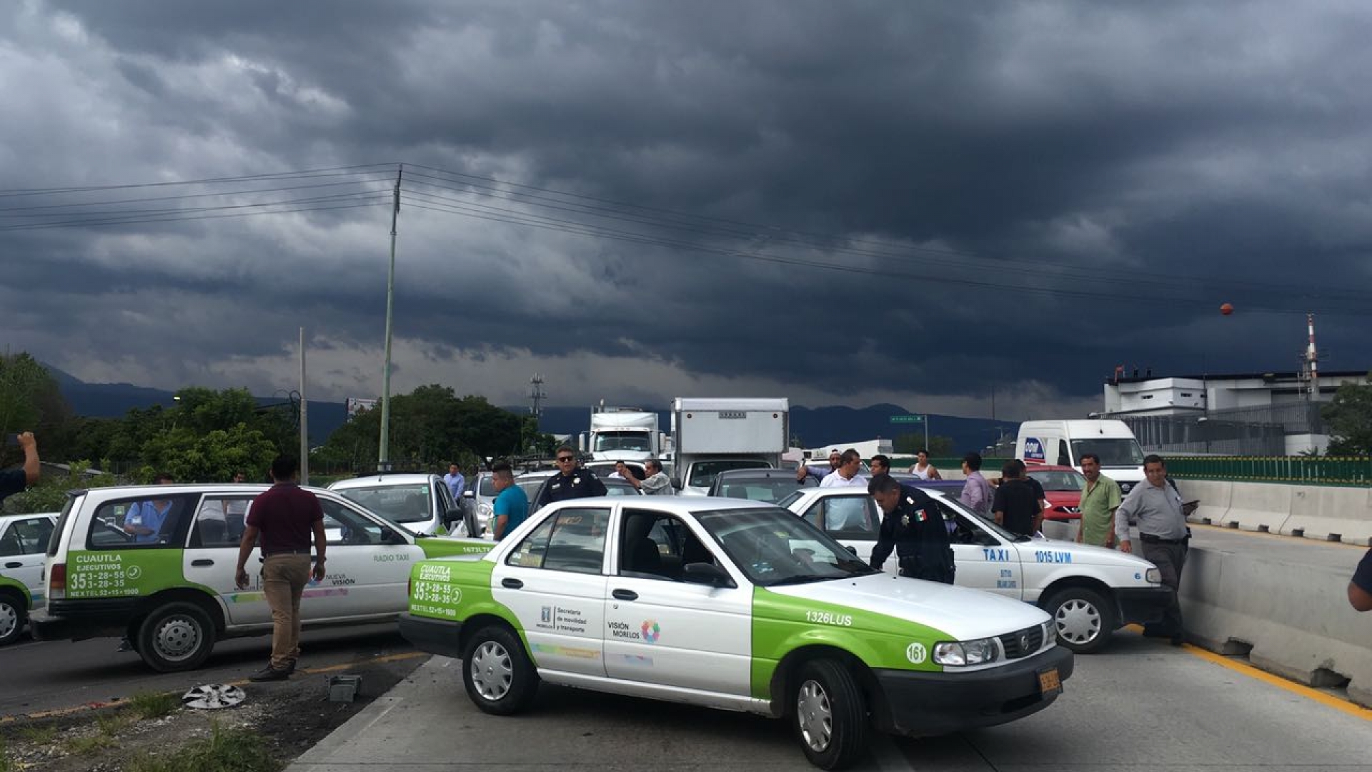Bloquearon transportistas entronques a Plan de Ayala