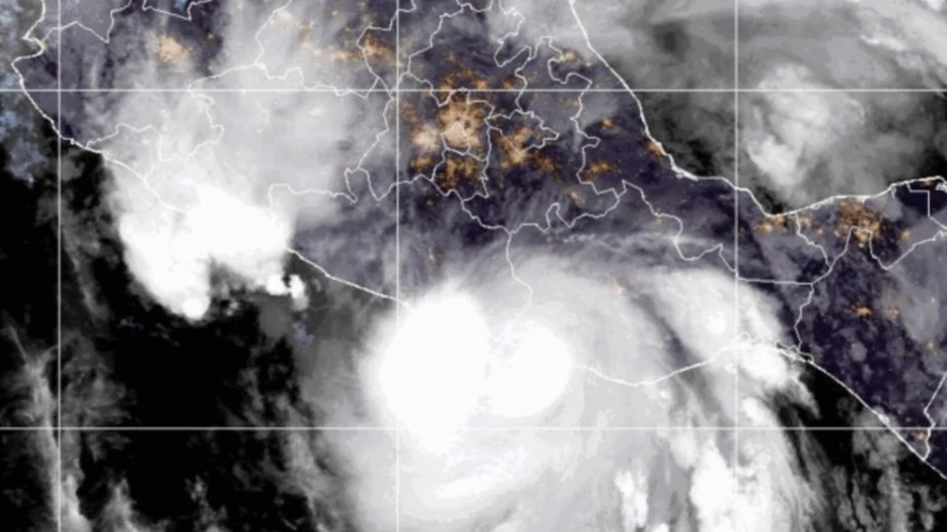 Huracán 'Erick' toca tierra en Oaxaca como categoría 3 con lluvias intensas