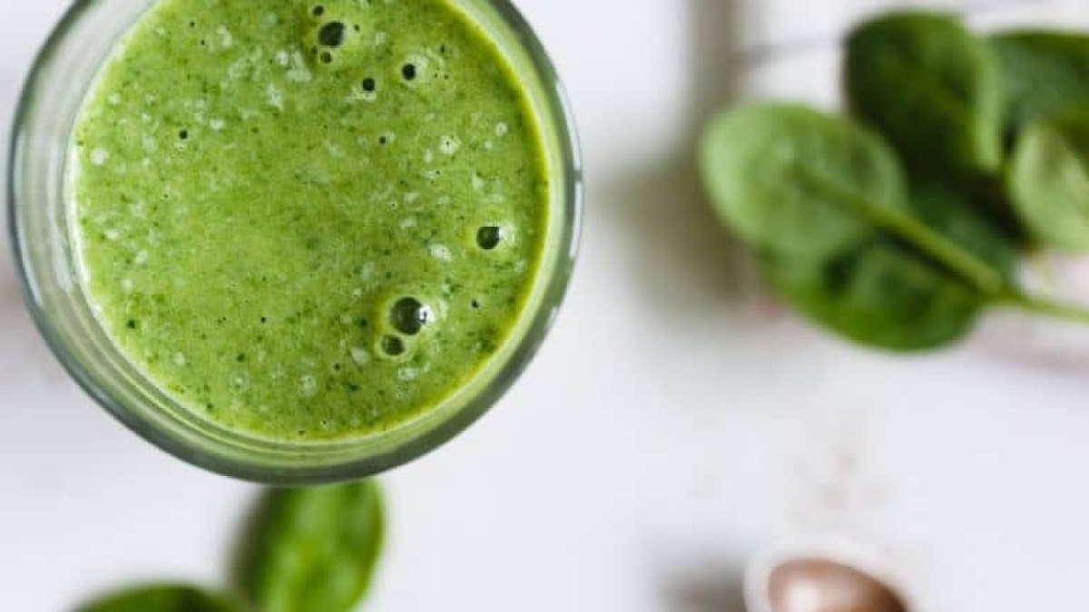 Jugo verde de apio, ideal para desinflamar tras la cena de Navidad