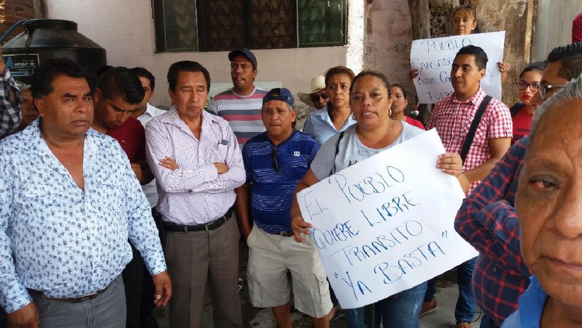 Bloqueo de transportistas provoca malestar de ciudadanos en Oaxtepec