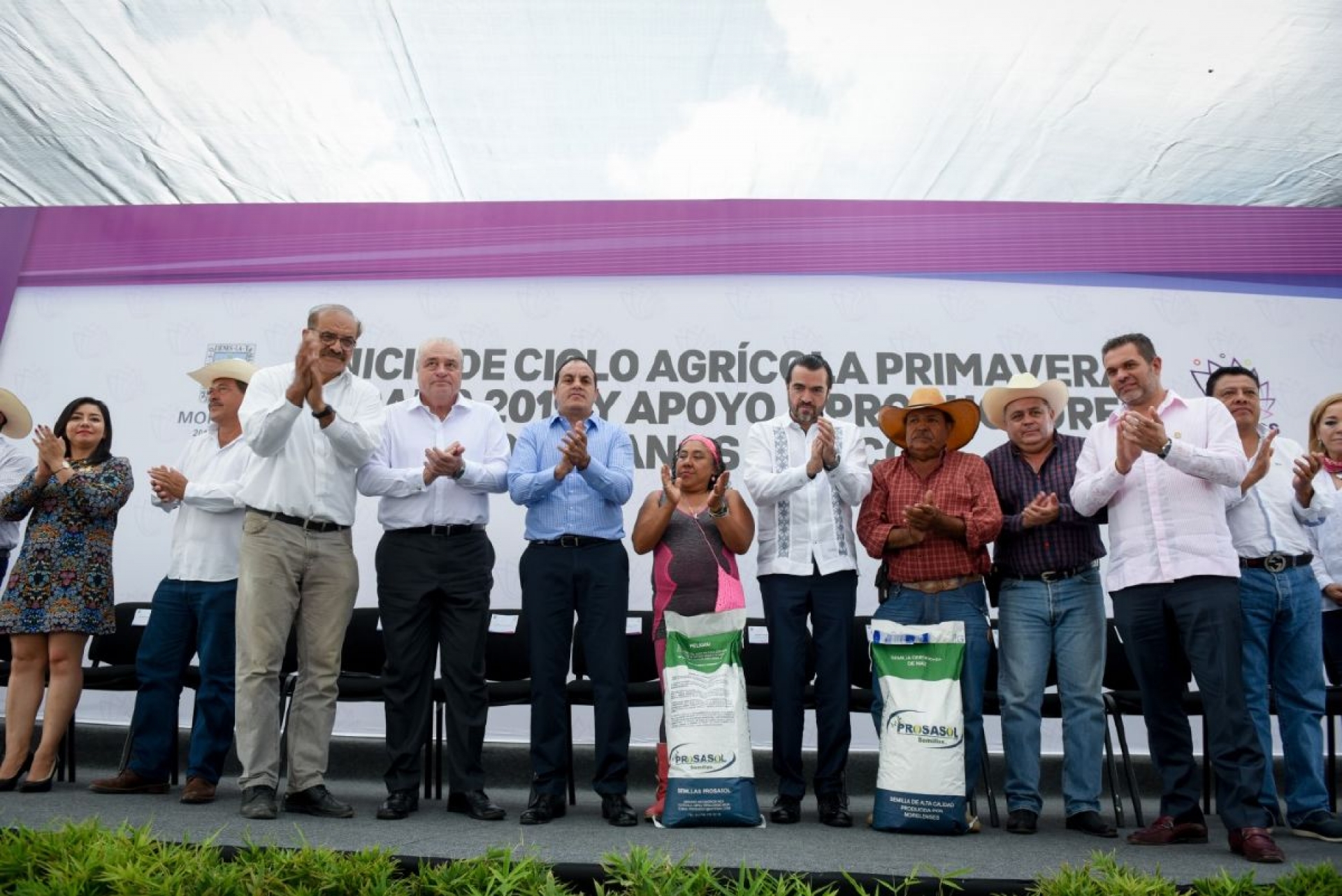 Entrega gobernador semillas y otros apoyos a campesinos