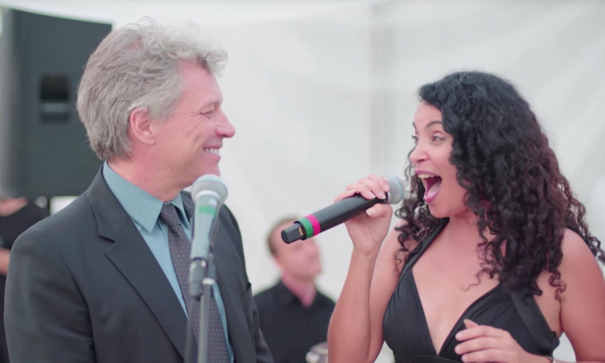 Jon Bon Jovi canta en una boda "Livin' on a Prayer"