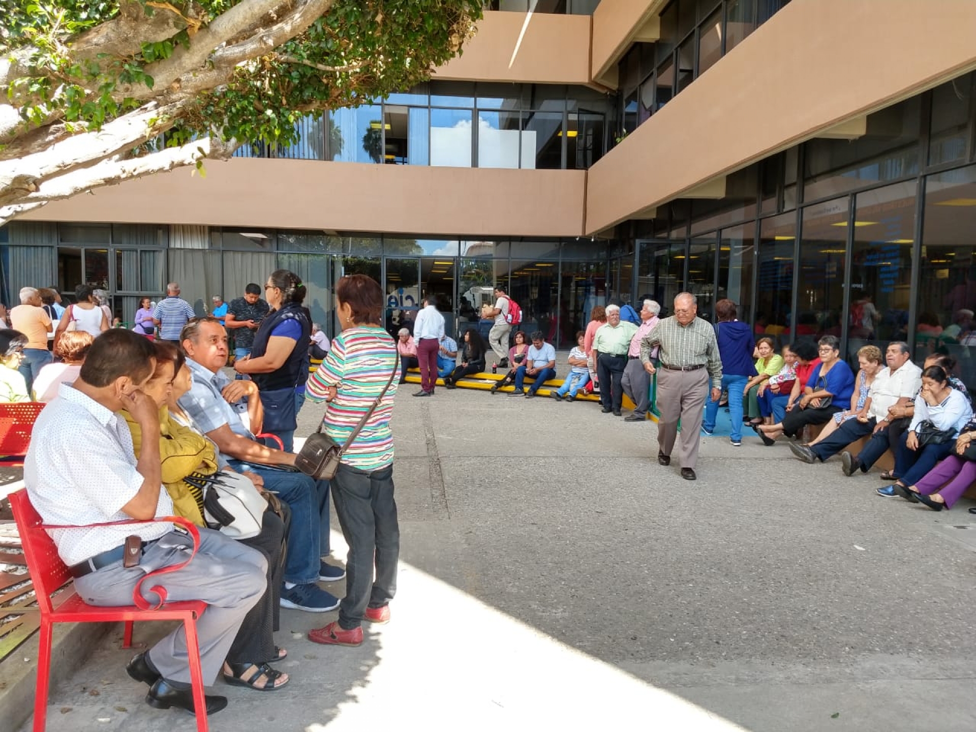 Protestan maestros jubilados en el IEBEM; exigen pago de prima de antigüedad