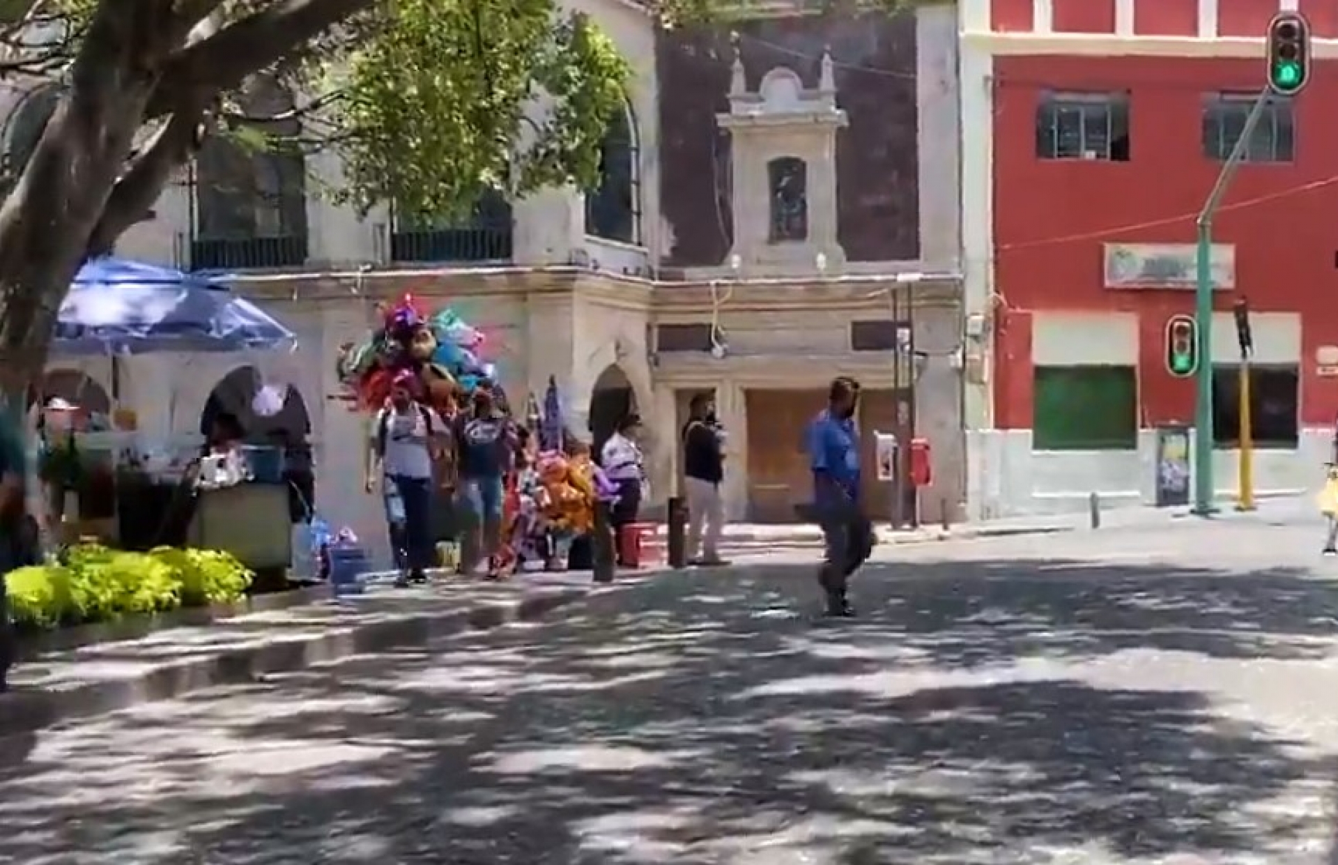 Comerciantes semifijos y ambulantes retoman actividad en Cuernavaca, sin permiso de autoridades