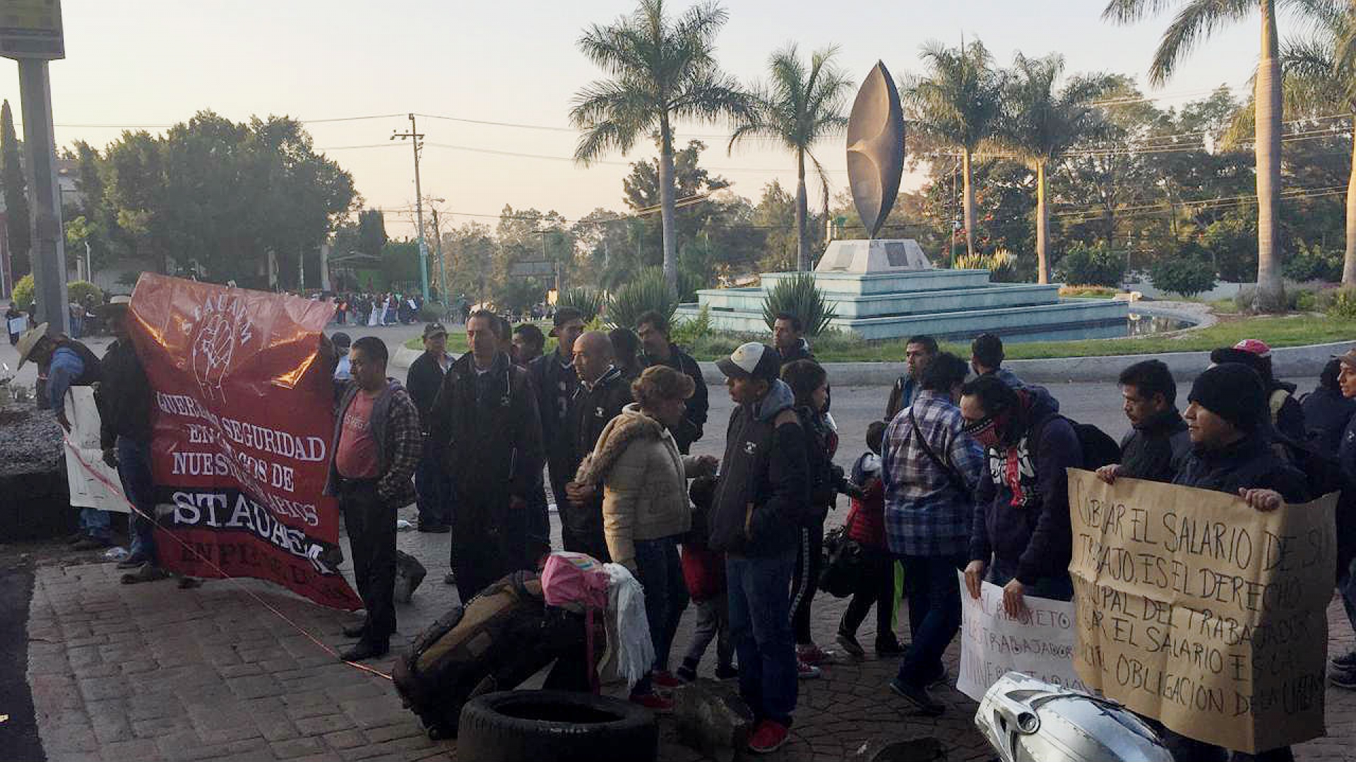 Realizan bloqueos trabajadores administrativos de la UAEM