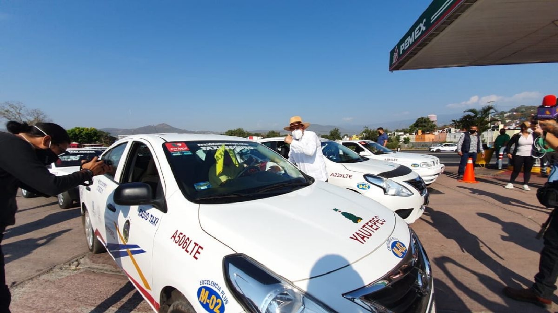 Entregan vales de gasolina a más de 700 taxistas de Yautepec