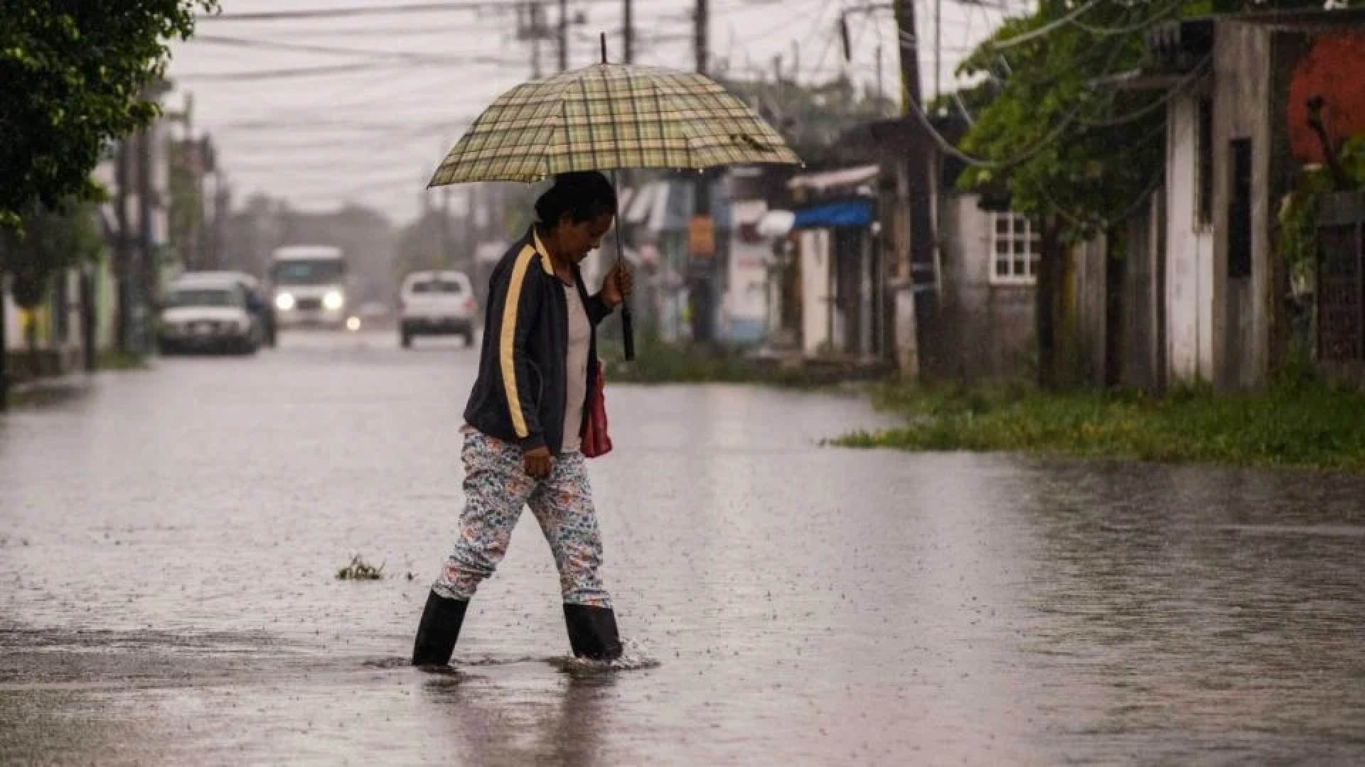 Oaxaca suspende clases en educación básica por fuertes lluvias