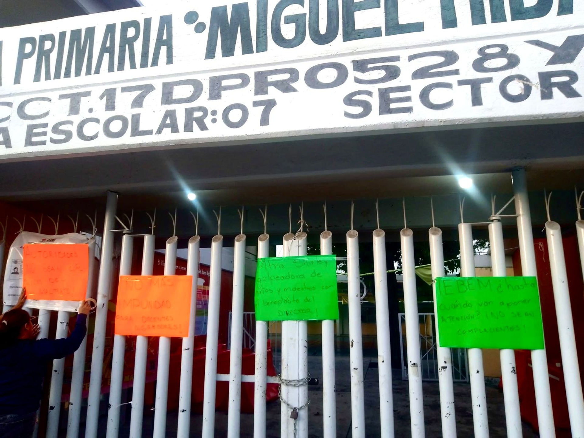 Protestan padres de familia de la primaria 'Miguel Hidalgo' de Puente de Ixtla