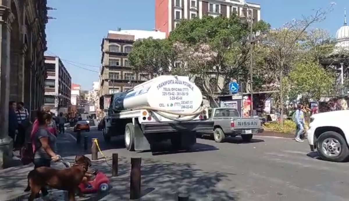 Denuncian 'piperos' venta de agua contaminada en al menos 60 pipas, en zona conurbada