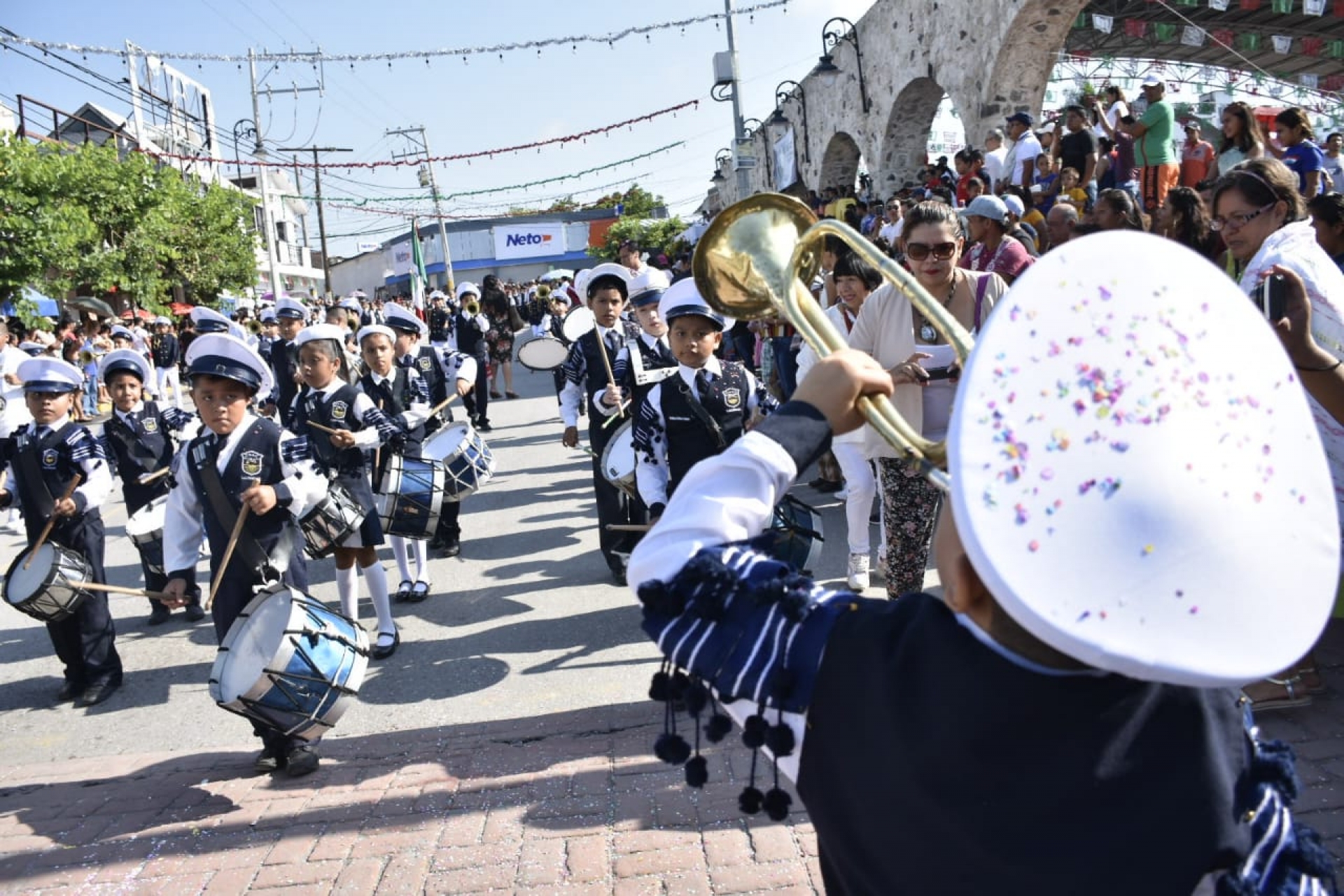 Llevan a cabo tradicional desfile cívico en Tlaquiltenango