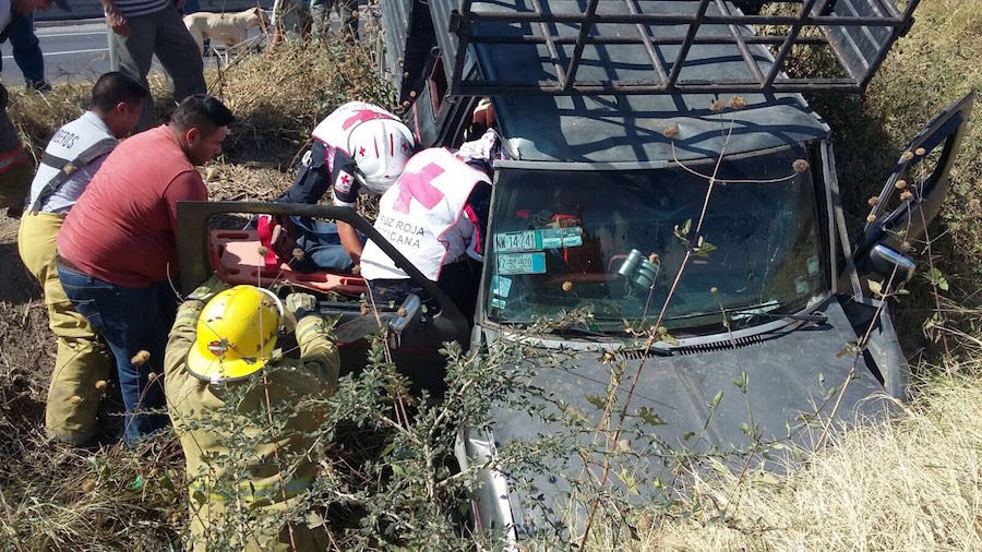 Salió del camino al ser golpeado por un autobús