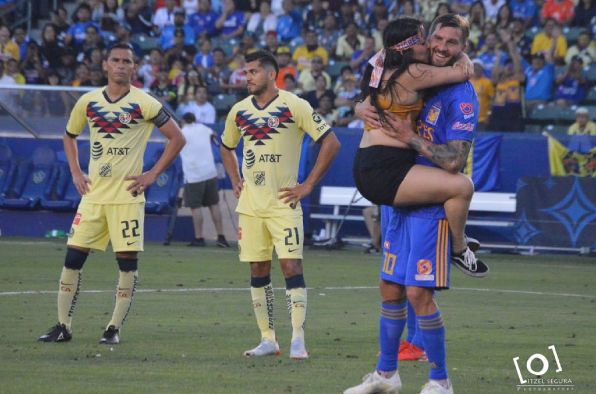 Gignac pagaría multa de aficionada que lo abrazó