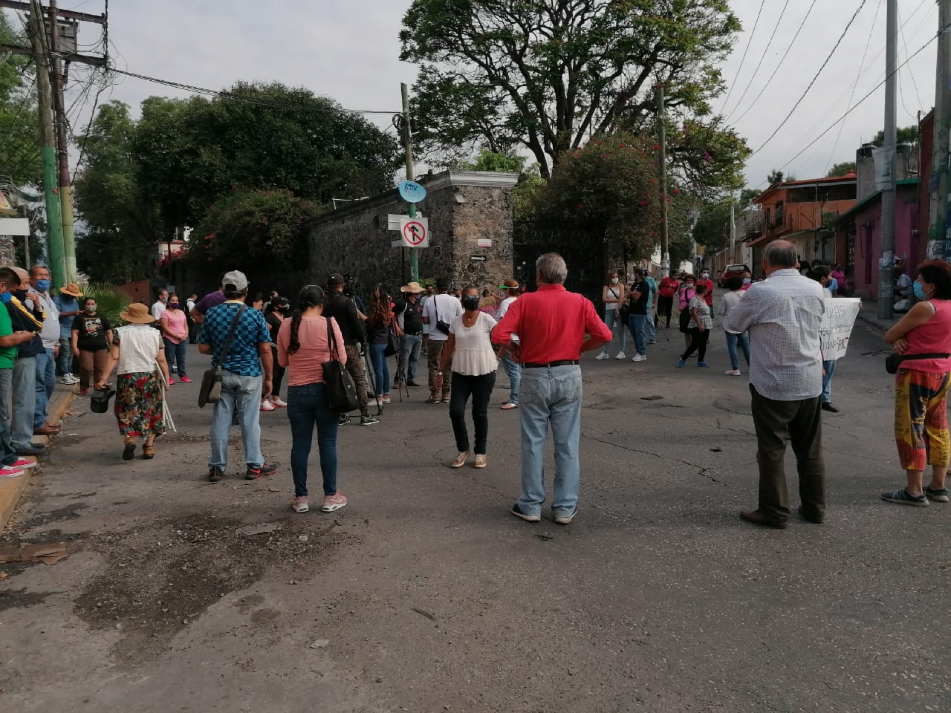 Se manifiestan vecinos de Acapantzingo en la avenida Atlacomulco; piden agua potable