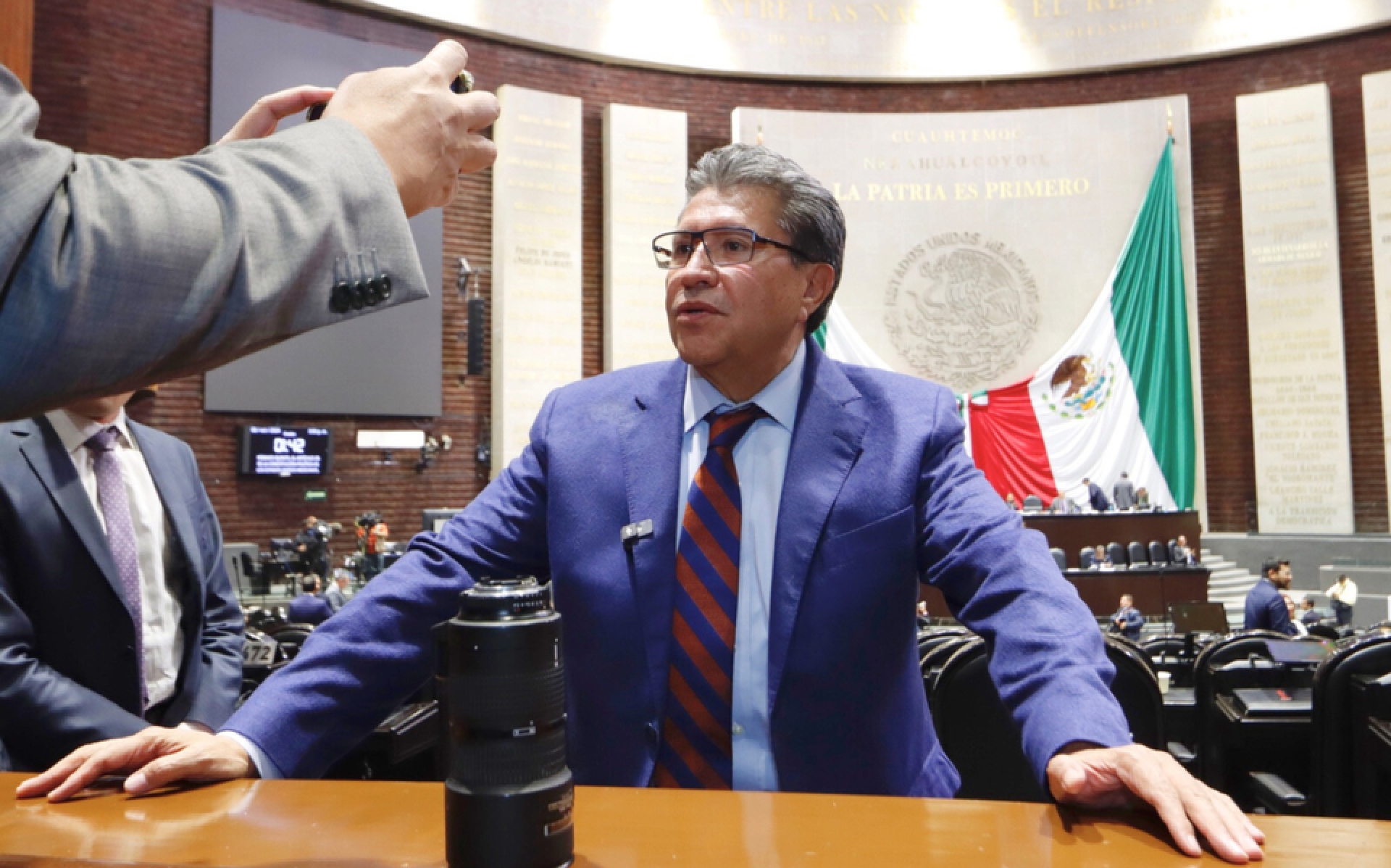 Monreal reconoce 'contradicciones' en reforma judicial