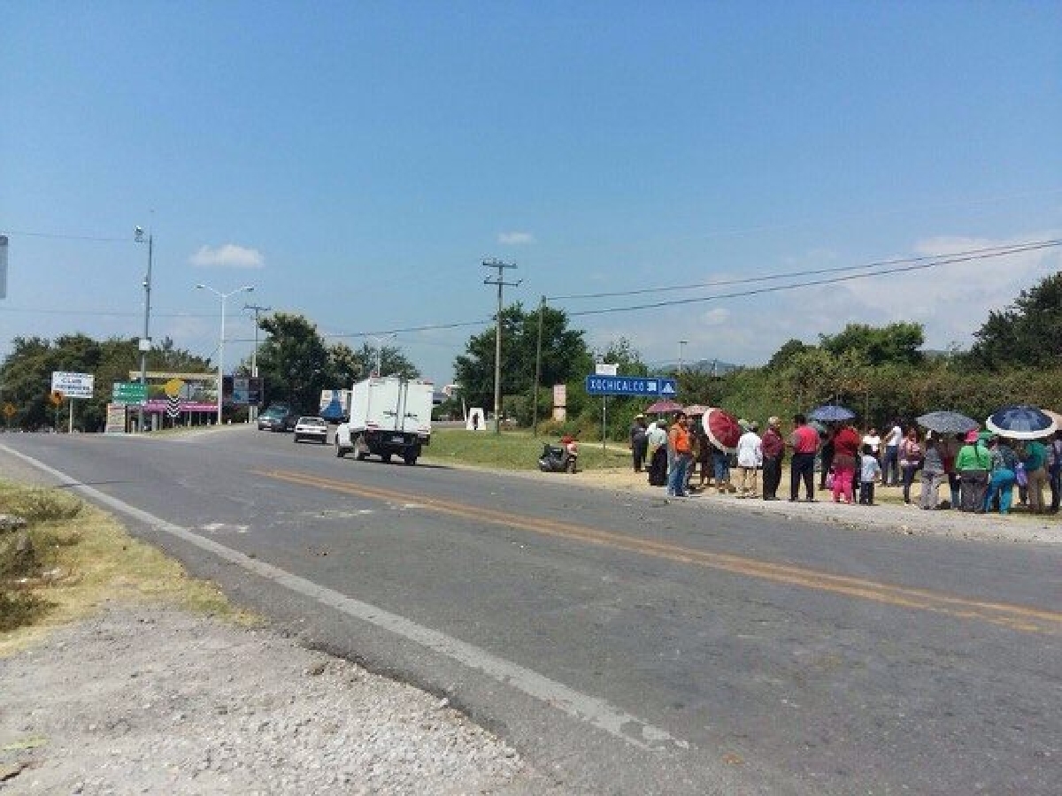 Realizan bloqueo en la carretera Alpuyeca-Grutas en demanda de transporte colectivo
