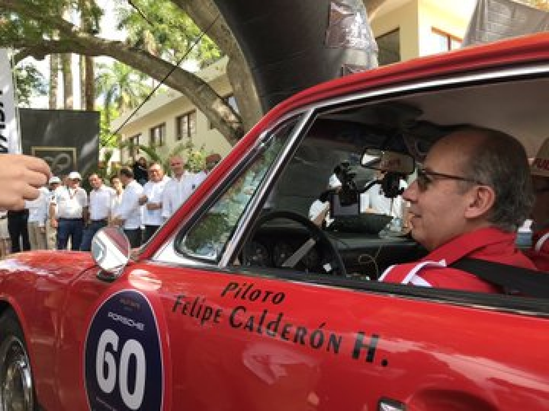 Felipe Calderón presume Porsche 1968 en Rally de Yucatán y critica trato de AMLO e inversionistas