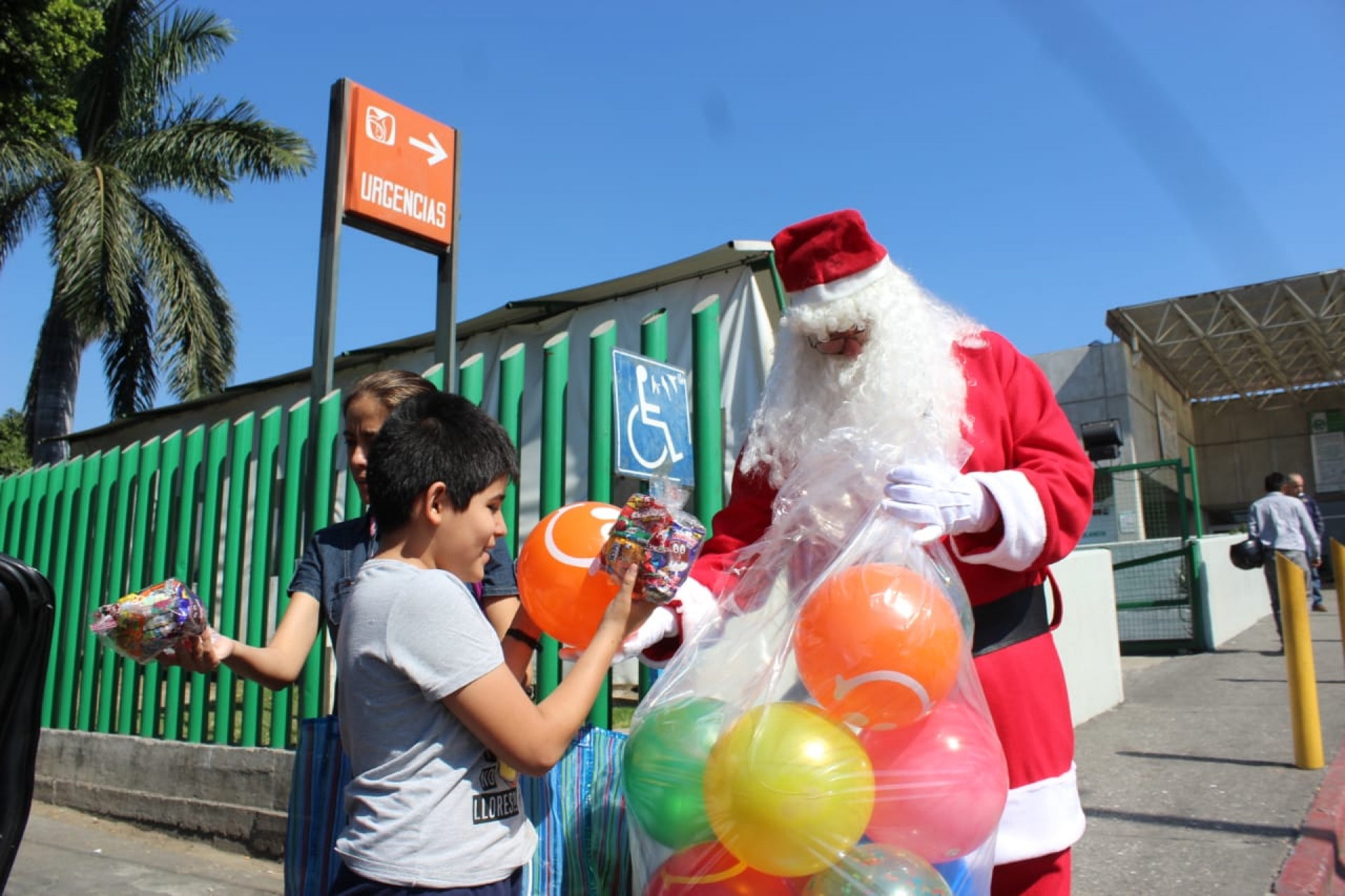 Entrega Santa Claus juguetes y dulces, en el exterior del área de urgencias del IMSS