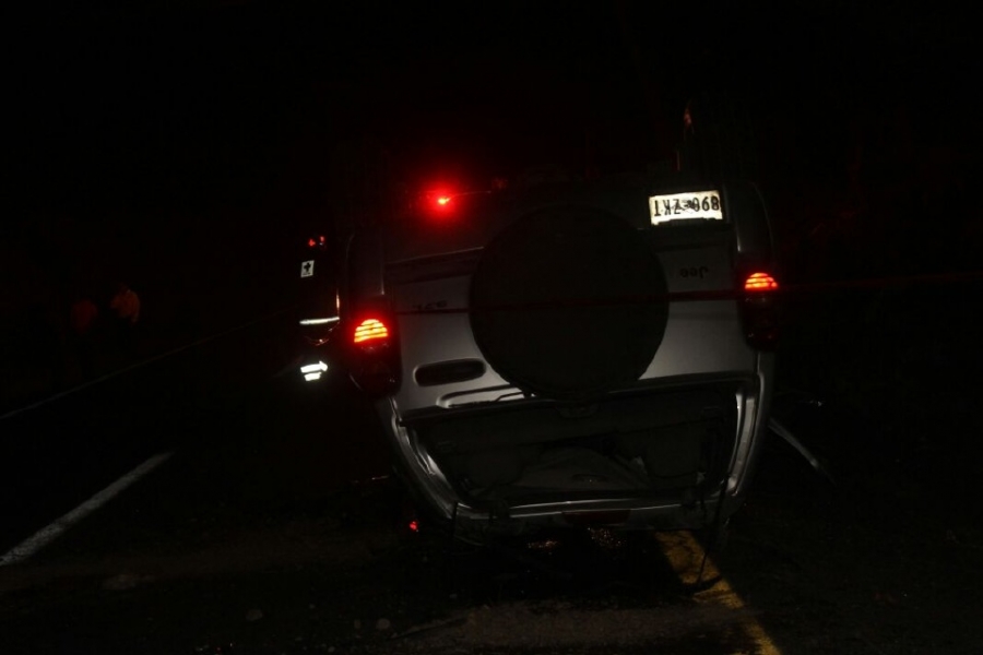 Murió prensado tras impactar su auto contra una camioneta