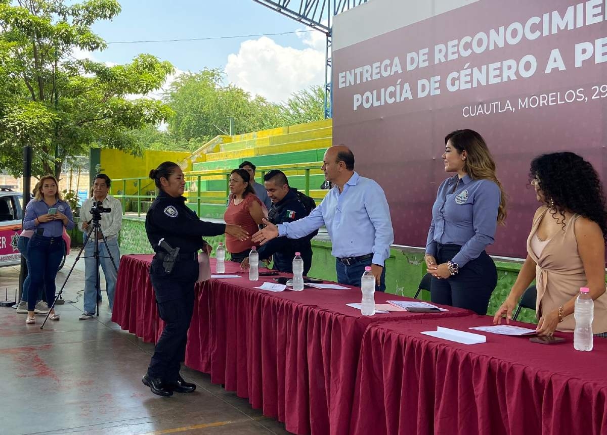 Reciben reconocimientos elementos capacitados como policías de género