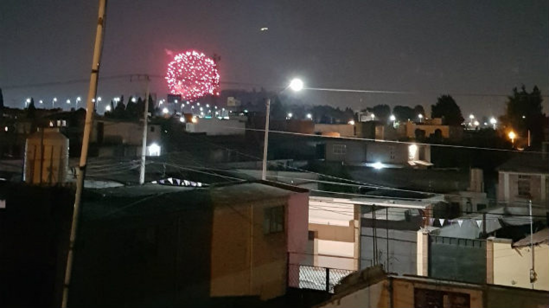 Pese a doble contingencia, queman pirotecnia en el Edomex por un santo