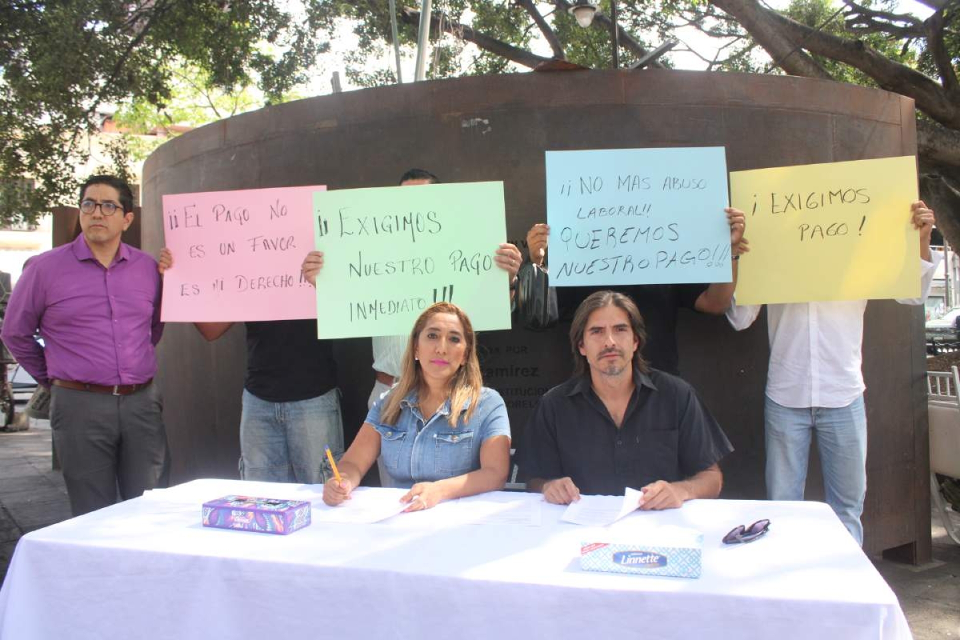 Maestros reclaman pagos pendientes