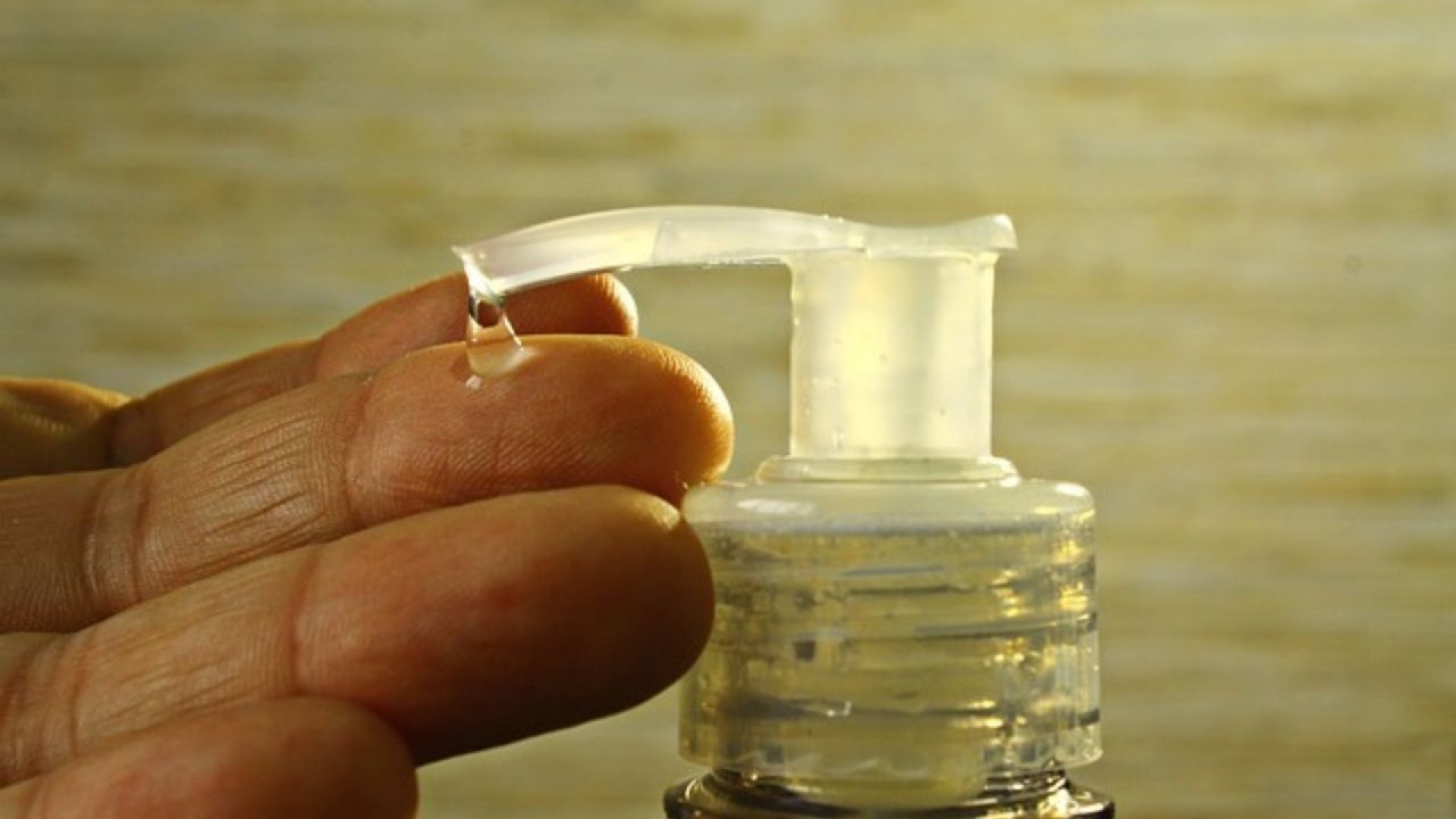 Cofepris alerta sobre nueve marcas de gel antibacterial adulterado con metanol
